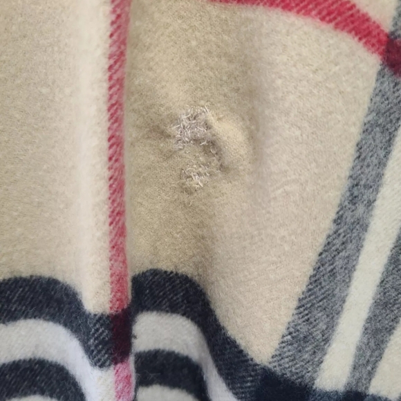 Burberry 100% Lambswool Oversized wrap shawl made in Scotland Retail $1150 - Picture 7 of 10